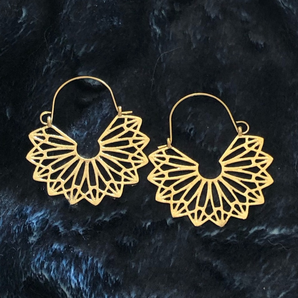 3/$18!!! Put in a bundle and let me know when you’re done. I’ll send the offer! - Picture 1 of 3